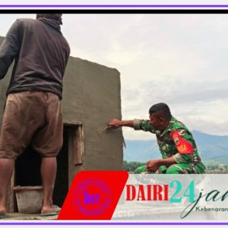 Babinsa Koramil 05/Tanah Pinem Bantu Warga Desa Suka Dame Bangun Rumah