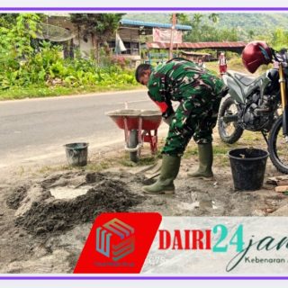 Babinsa Koramil 05/Tanah Pinem Bantu Bangun Dapur Masyarakat Desa Suka Dame