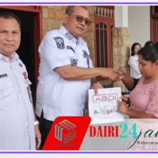 Wujudkan Kepedulian, Bupati Vickner Sinaga Serahkan Bansos kepada 58 Lansia dan Penyandang Disabilitas