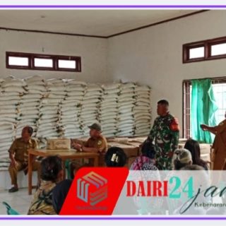 Babinsa Koramil 06/Kerajaan Dampingi Penyaluran Bantuan Pangan Bulog di Kecamatan Tinada