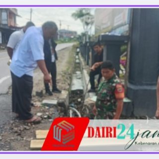 Babinsa Koramil 01/Sumbul Bantu Petugas PDAM Perbaikan Pemasangan Pipa Saluran Air Bersih