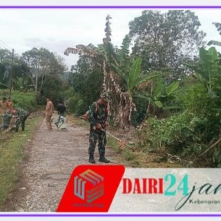 Laksanakan Gotong Royong, Babinsa Bersama Warga Bersihkan Jalan Usaha Tani