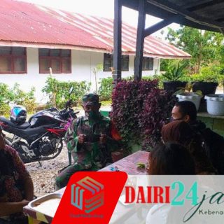 Pererat Keakraban, Babinsa Melaksanakan Komsos Dengan Warga