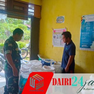 Pastikan Stok Aman, Babinsa Koramil 01/Sumbul Pantau Langsung Kios Pupuk Bersubsidi di Desa Huta Usang