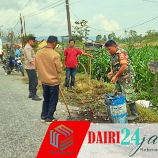 Jalin Kebersamaan, Babinsa Gotong Royong Bersama Aparat Desa