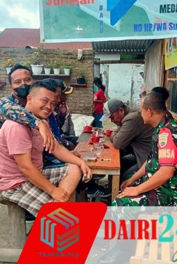 Komsos Dengan Warga Desa Pegagan Hilir, Babinsa Sampaikan Pesan Kamtibmas