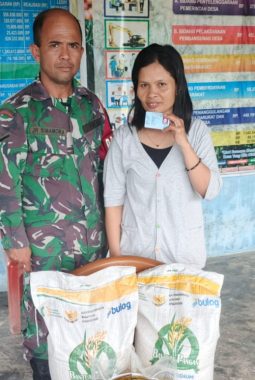 Babinsa Dampingi Penyaluran Beras Dari Bulog Untuk Warga