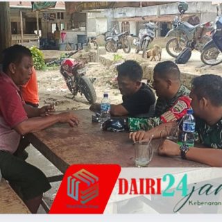 Babinsa Koramil 05/TP Ngobrol Ceria dengan Kades di Desa Pamah, Perkuat Hubungan TNI dan Masyarakat