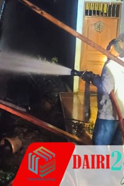 GERAK CEPAT, Petugas Damkar Dairi Berhasil Jinakkan Si Jago Merah yang Melalap Rumah Warga di Lae Sering