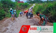 Masyarakat dan Babinsa Gotong Royong Perbaiki Jalan Rusak