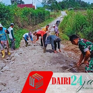 Masyarakat dan Babinsa Gotong Royong Perbaiki Jalan Rusak