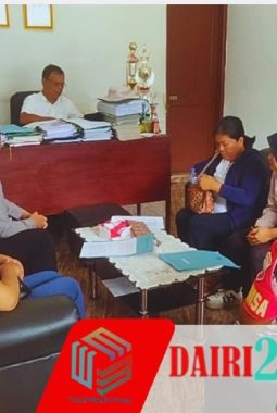 Babinsa Koramil 05/TP Komsos Bersama Guru SD Simbetek di Desa Tanah Pinem