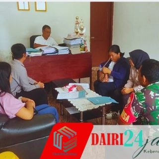 Babinsa Koramil 05/TP Komsos Bersama Guru SD Simbetek di Desa Tanah Pinem