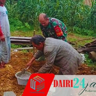 Sinergi TNI Bersama Rakyat, Babinsa Bantu Bangun Rumah Warga 