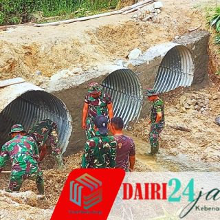 Tingkatkan Ekonomi Warga, Babinsa Koramil 01/Sumbul dan Masyarakat Gotong Royong Bangun Jembatan Armco