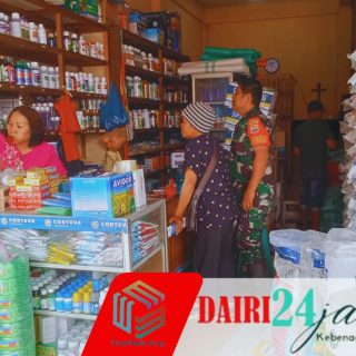 Babinsa Koramil 01/Sbl Cek Stok Pupuk Subsidi di Pegagan Julu 1 Antisipasi Kelangkaan