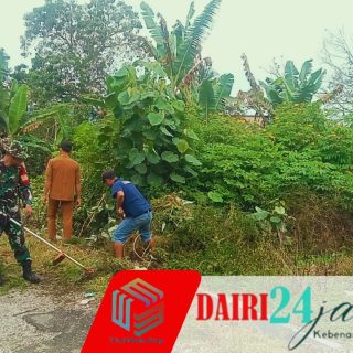 Budayakan Gotong Royong, Babinsa Bersama Warga Bersihkan Lingkungan Desa