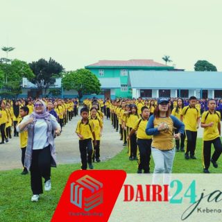 Gerakan Aksi Bergizi Di SMP Negeri 2 Sidikalang, Ketua TP PKK Dairi Bagikan Tablet Tambah Darah Untuk Remaja Putri 