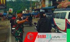Babinsa Koramil 01/Sbl Urai Kemacetan Pasar Sumbul