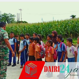 Cetak Generasi Disiplin! Babinsa Koramil 05/TP Sertu Warpadli Kenalkan PBB ke Siswa SDN 033437 Kutabuluh