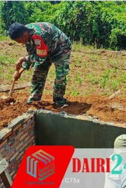 Babinsa Koramil 05/TP Sertu Warpadli Bantu Warga Buat Jamban, Wujud Kemanunggalan TNI dengan Rakyat di Desa Suka Dame