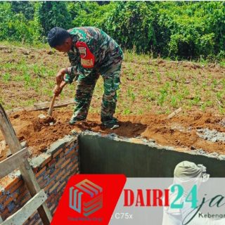 Babinsa Koramil 05/TP Sertu Warpadli Bantu Warga Buat Jamban, Wujud Kemanunggalan TNI dengan Rakyat di Desa Suka Dame