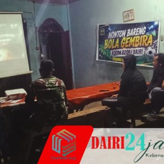 Pererat Kemanunggalan TNI-Rakyat, Babinsa Koramil 01/Sumbul Gelar Nobar Semifinal Piala Dunia Bersama Warga