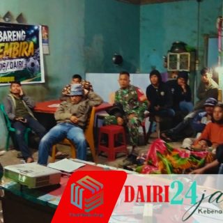 Pererat Kemanunggalan TNI-Rakyat, Babinsa Koramil 01/Sbl Gelar Nobar Final piala dunia Bersama Warga