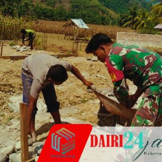 Babinsa Koramil 05/TP Bantu Masyarakat dan Jalin Kebersamaan di Desa Lau Njuhar