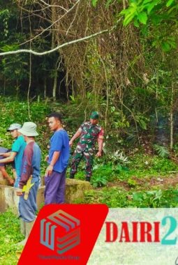 Jaga Kebersihan dan Kesehatan, Babinsa Koramil 05/TP Gotong Royong Bersihkan Sumber Air di Desa Kuta Buluh