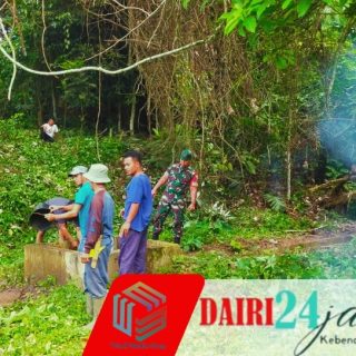 Jaga Kebersihan dan Kesehatan, Babinsa Koramil 05/TP Gotong Royong Bersihkan Sumber Air di Desa Kuta Buluh