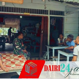 SERDA J.GINTING BABINSA KORAMIL 05/TP LAKSANAKAN KOMSOS BERSAMA MASYARAKAT DESA KUTA GAMBER DI KECAMATAN TANAH PINEM