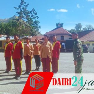 Sambut HUT RI ke-81: Babinsa Latih Paskibra SMA N- 1 Silahisabungan