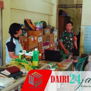 Cek Ketersediaan Pupuk Bersubsidi, Babinsa Koramil 01/Sbl Datangi Kios di Pegagan Julu I
