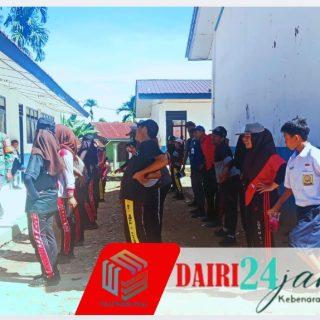 Sambut HUT RI, Serda  Warpadli Babinsa Koramil 05/TP  Latih  PBB Siswa SMAN 1 Tanah Pinem