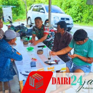 Sambil Ngopi, Babinsa Jalin Komsos Dengan Warga
