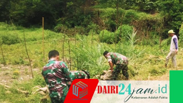 Personil Babinsa Koramil 01 Sumbul Bersama Warga Melaksanakan Gotong Royong