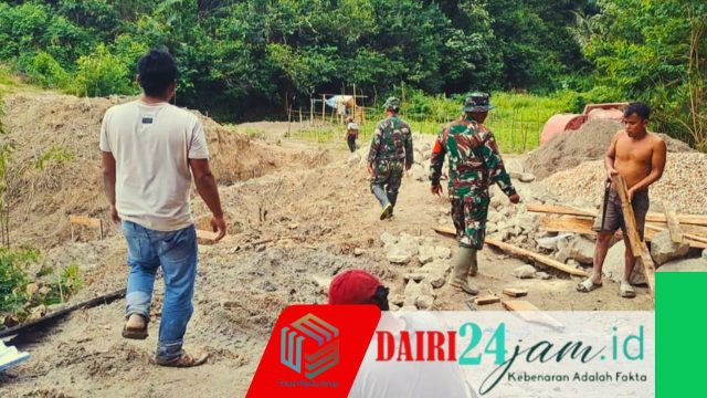 Semangat Gotong Royong, Babinsa Dampingi Pembangunan Jembatan Perintis Garuda di Pegagan Julu I