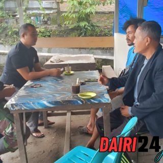 Pererat Kemanunggalan TNI-Rakyat, Babinsa Koramil 01/Sbl Komsos Dengan Warga 