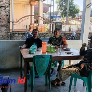 Ngopi Bareng Ala Babinsa, Cara Sertu Tanger Capah Jalin Keakraban dengan Warga