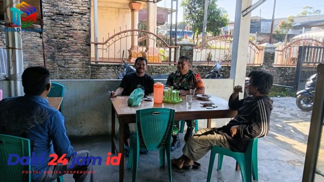 Ngopi Bareng Ala Babinsa, Cara Sertu Tanger Capah Jalin Keakraban dengan Warga
