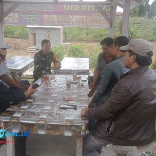 Komsos Di Kedai Kopi, Babinsa Koramil 01/Sumbul Pererat Hubungan Dengan Warga