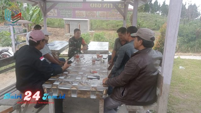 Komsos Di Kedai Kopi, Babinsa Koramil 01/Sumbul Pererat Hubungan Dengan Warga