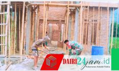 Tingkatkan Kemanunggalan TNI dan Rakyat, Babinsa Koramil 05/TP Gotong Royong Bangun Rumah Warga di Desa Renun