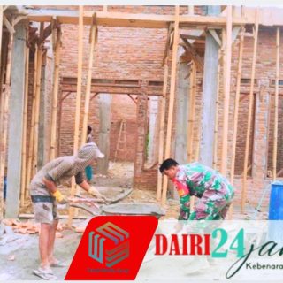 Tingkatkan Kemanunggalan TNI dan Rakyat, Babinsa Koramil 05/TP Gotong Royong Bangun Rumah Warga di Desa Renun