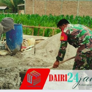 Pererat Kemanunggalan TNI-Rakyat, Babinsa Koramil 05/TP Bantu Warga Desa Renun
