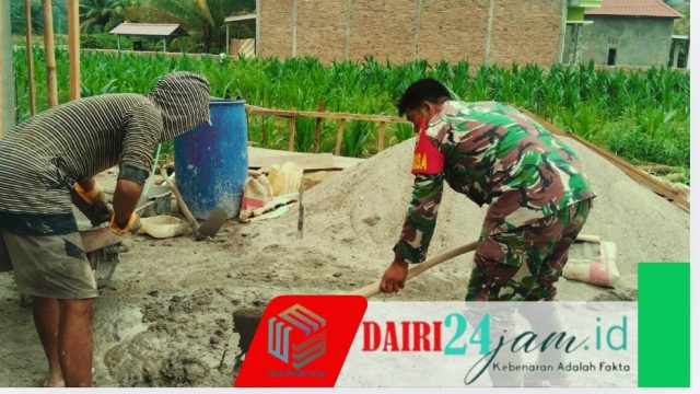 Pererat Kemanunggalan TNI-Rakyat, Babinsa Koramil 05/TP Bantu Warga Desa Renun