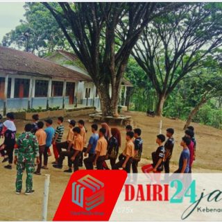 Bina Karakter dan Kedisiplinan Generasi Muda, Babinsa Koramil 05/TP Latih PBB Siswa SMAN 1 Tanah Pinem