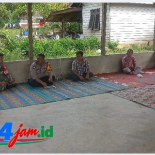 Pererat Silaturahmi, Babinsa Koramil 05/TP Serma S. Umri Gelar Komsos Bersama Warga Desa Alur Subur