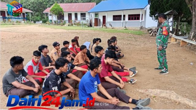 Tanamkan Kedisiplinan Sejak Dini, Babinsa Koramil 05/Tanah Pinem Sertu Warpadli Sambangi SMAN 1 dan Latihkan PBB